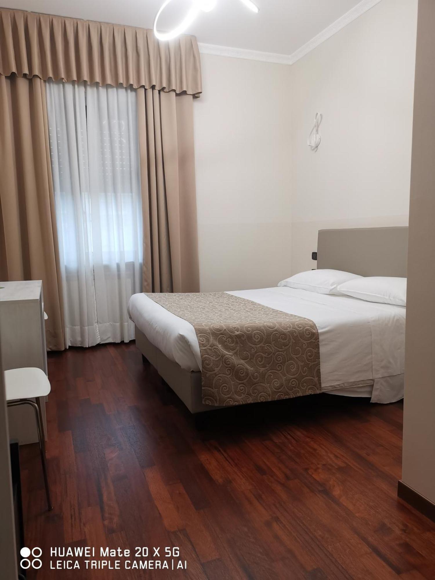 Guesthouse Central Station Group - Via Sammartini 15 Mediolan Zewnętrze zdjęcie