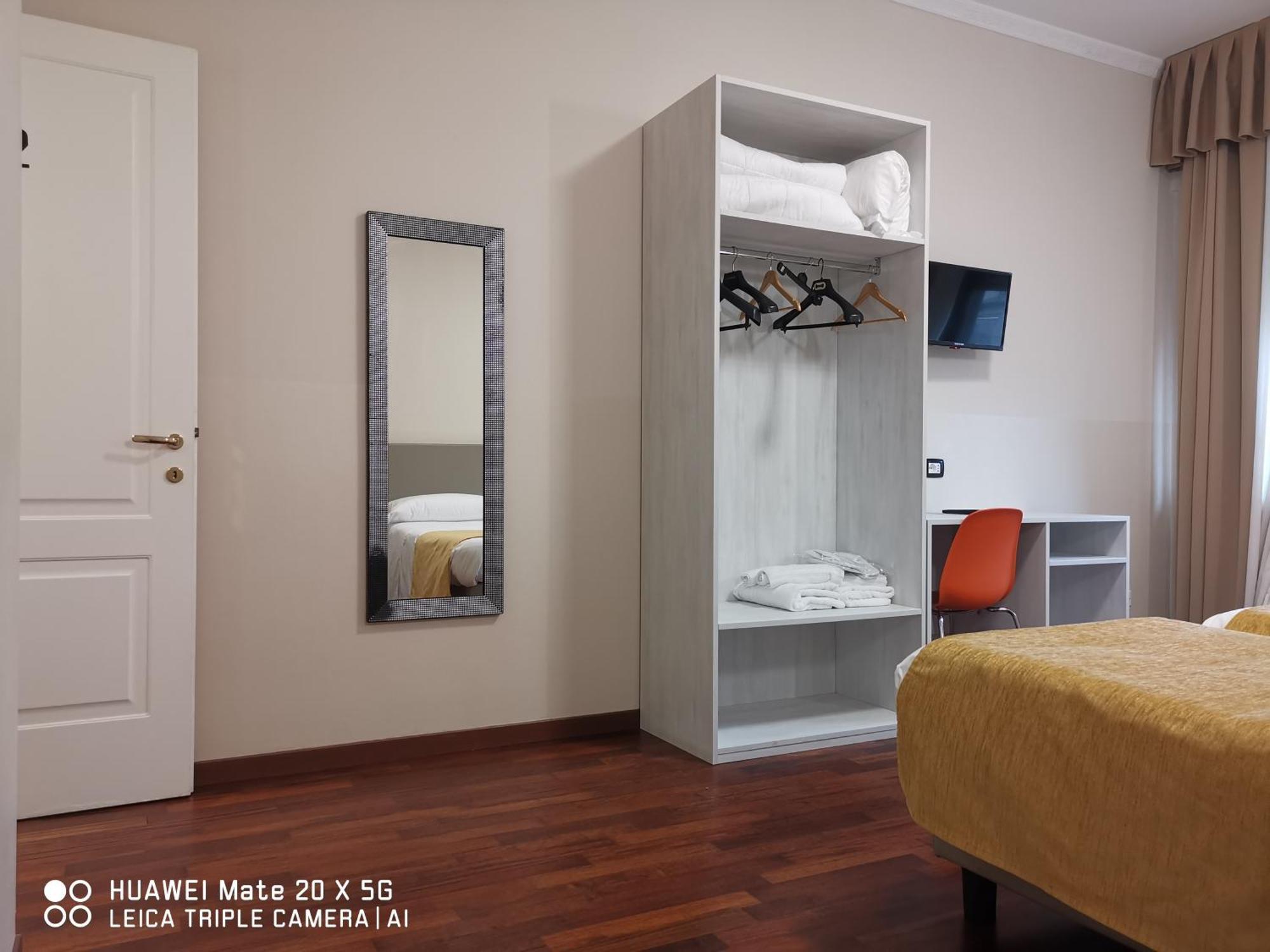 Guesthouse Central Station Group - Via Sammartini 15 Mediolan Zewnętrze zdjęcie